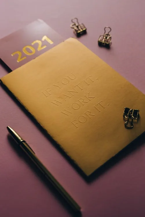 Dombornyomott bőr jegyzetfüzet 'IF YOU WANT IT, WORK FOR IT' felirattal